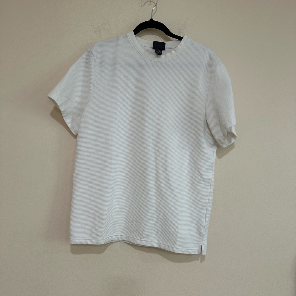 H&M men’s white ribbed textured crew neck short sleeve shirt. Size L